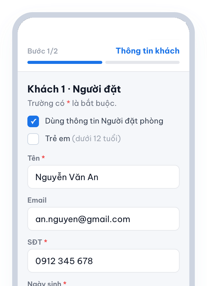 Khách điền thông tin lưu trú trên điện thoại trước ngày nhận phòng